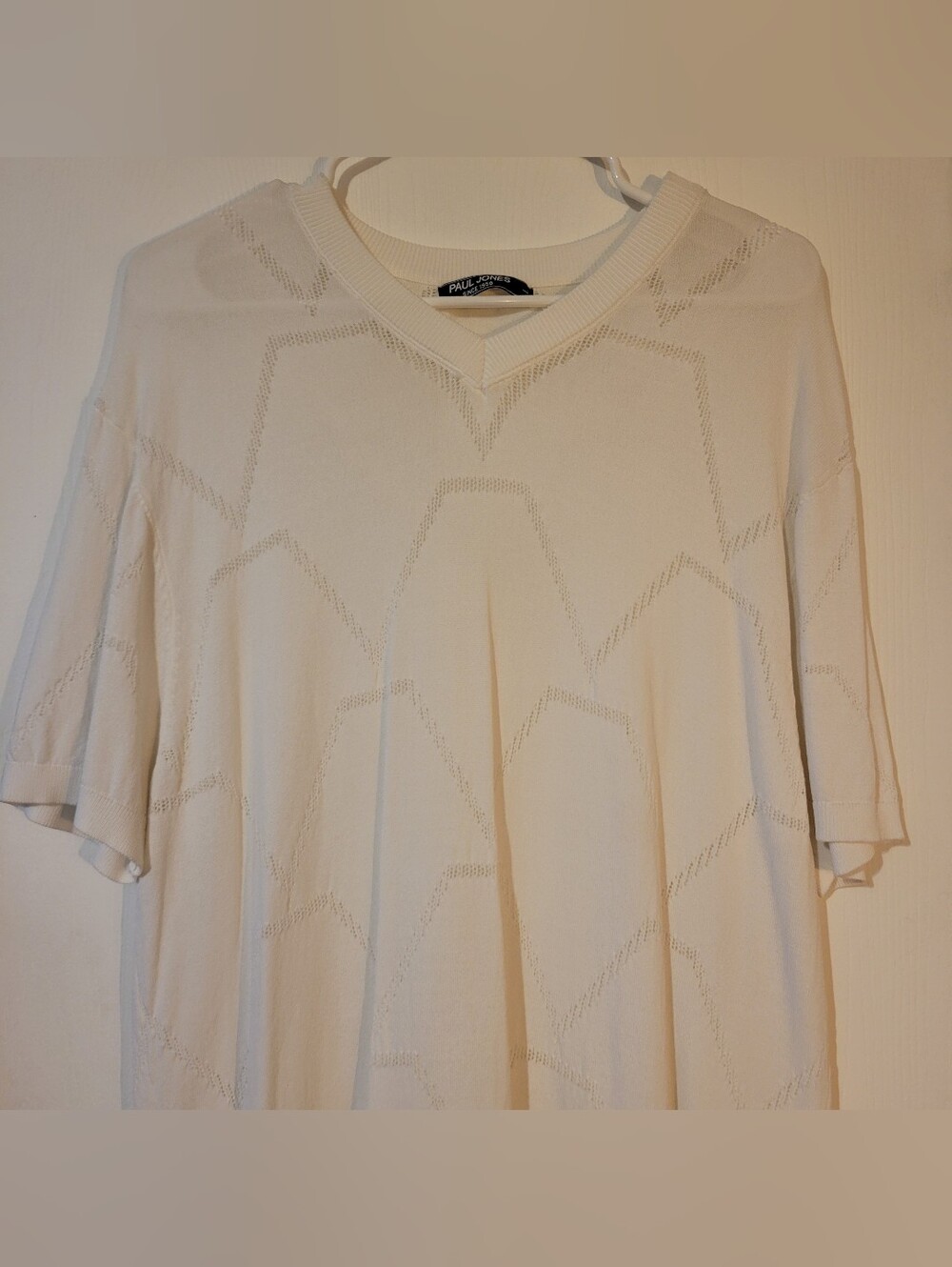 Paul Jones White Short-Sleeve V-Neck Knit Top with Subtle Pattern